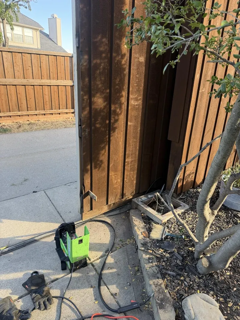 The photos below show the completed LiftMaster CSL24UL installation and the finished sliding-gate system.