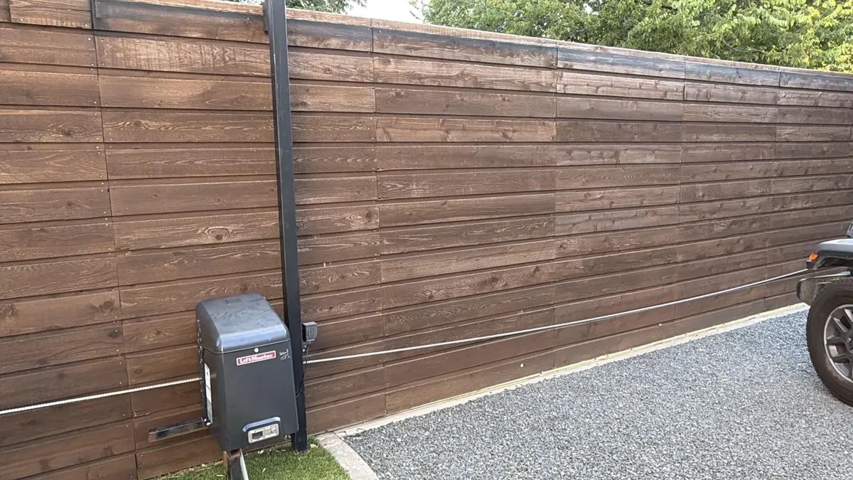 Sliding gate and chain along the wooden gate during the repair.