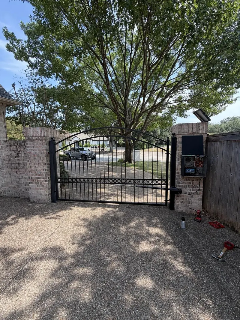 Wide view of the gate and solar panel during the work.